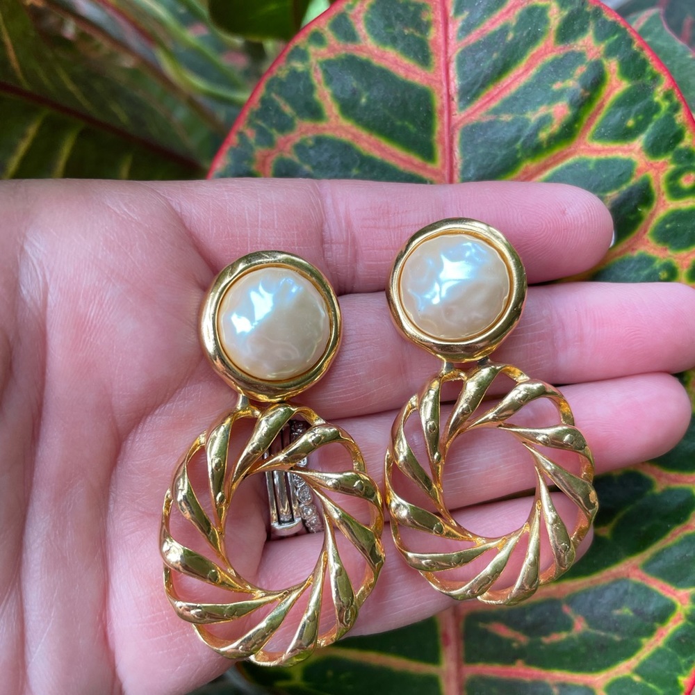 Fashionable Pearl Earrings - Picture 6 of 6